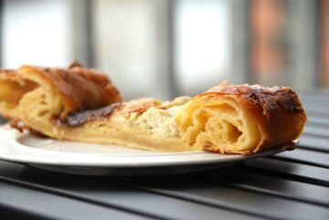 Wienerstang (eller kanelstang) er en dejlig kage til kaffen, og den er naturligvis lavet af wienerbrødsdej. Foto: Guffeliguf.dk.