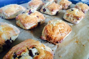 Sådan ser de ud. Fine og lækre chokoladescones - , der er klar til en kop kaffe. Foto: Madensverden.dk.