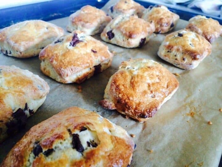 Sådan ser de ud. Fine og lækre chokoladescones - , der er klar til en kop kaffe. Foto: Madensverden.dk.