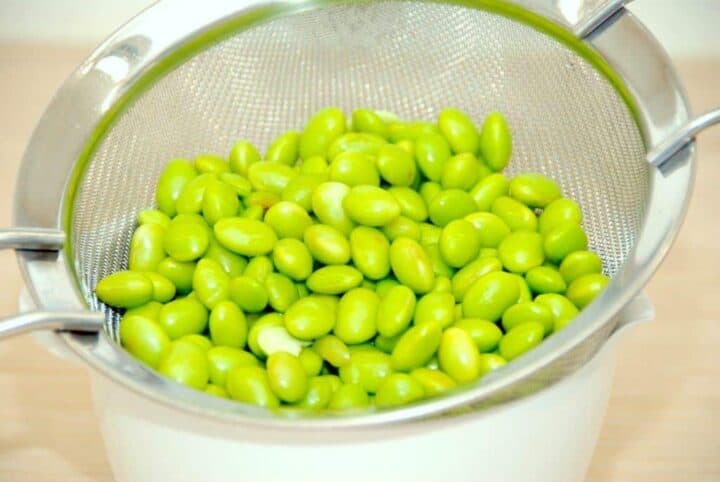 De dejlige og lækre edamame sojabønner skal koges i meget kort tid i usaltet vand. Foto: Madensverden.dk.