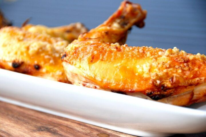 Grillet kyllingebryst med hvidløg og sprødt skind. Grillet ved direkte varme i gasgrillen. Foto: Guffeliguf.dk.
