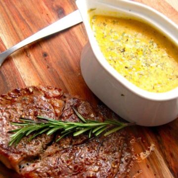 Hjemmelavet grøntsagsbearnaise tager få minutter at lave, og så er den noget sundere end den traditionelle sauce bearnaise, der jo laves af rigelige mængder smør og æggeblommer. Foto: Madensverden.dk.