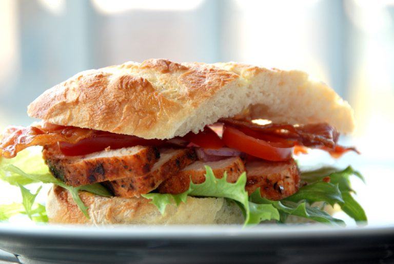 Hjemmelavet karrysandwich med kylling, der er grillet og skåret i skiver. Foto: Guffeliguf.dk.