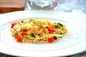 Billede af couscous med spidskål og peberfrugt.