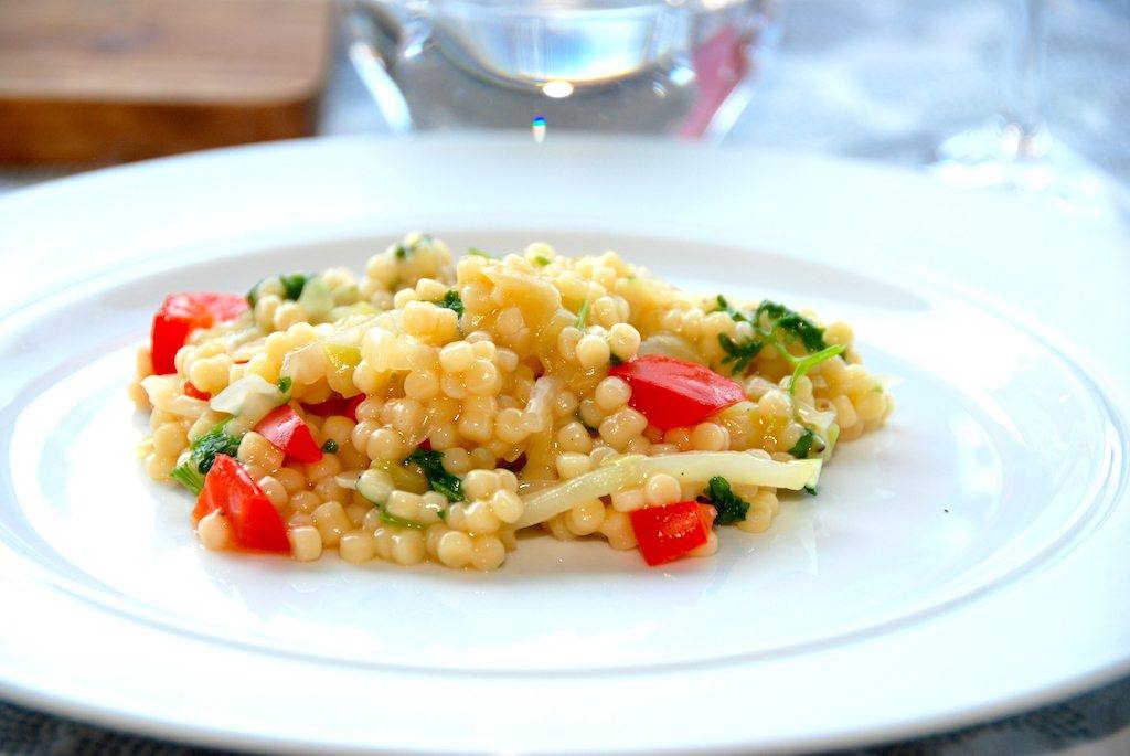 Couscous med spidskål er ikke kun sundt, det er skam også ganske farvestrålende, når den laves med rødpeberfrugt og friskhakket persille. Foto: Guffeliguf.dk.