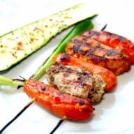Lækre grillspyd med mørbrad, og gode brunchpølser, der grilles fire minutter på hver side ved lav varme. Foto: Madensverden.dk.