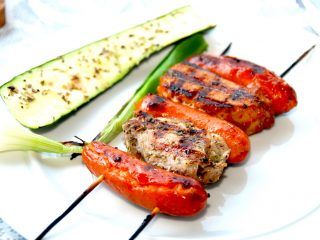 Lækre grillspyd med mørbrad, og gode brunchpølser, der grilles fire minutter på hver side ved lav varme. Foto: Madensverden.dk.