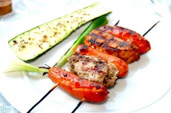 Lækre grillspyd med mørbrad, og gode brunchpølser, der grilles fire minutter på hver side ved lav varme. Foto: Madensverden.dk.