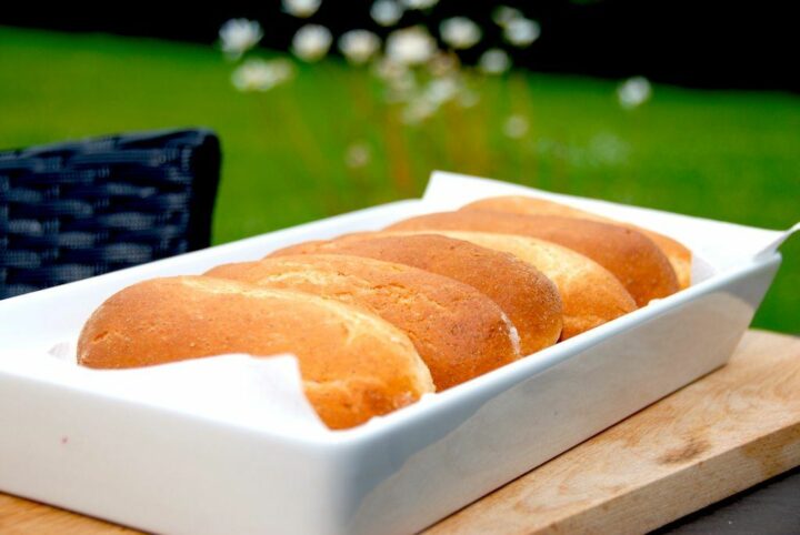Luftige og lækre fuldkorns pølsebrød, så din hotdog bliver lidt sundere. Pølsebrødene er nemme at bage selv, og smager meget bedre end de købte. Foto: Guffeliguf.dk.