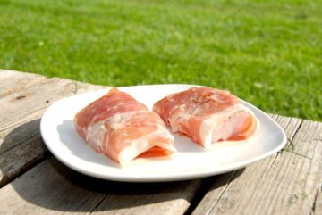 Grillet torsk, hvor fisken omvikles med en delikat parmaskinke fra Italien. Skinken gør det meget nemmere at grille torsken, da den så ikke falder fra hinanden. Foto: Guffeliguf.dk.