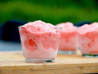 Skøn og vidunderlig jordbærsorbet, der er is lavet af friske jordbær. Du kan også bruge frosne jordbær til denne sorbet. Foto: Madensverden.dk.