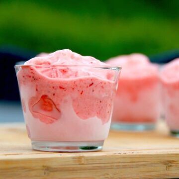 Skøn og vidunderlig jordbærsorbet, der er is lavet af friske jordbær. Du kan også bruge frosne jordbær til denne sorbet. Foto: Madensverden.dk.