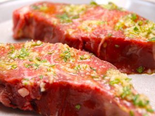 Grillede lammekoteletter marineres først med hvidløg og rosmarin, hvorefter de grilles ved direkte varme i 3-4 minutter på hver side. Foto: Madensverden.dk.