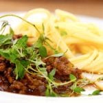 Lækker og nem opskrift på verdens bedste millionbøf, der laves af få ingredienser. Millionbøf serveres med kartoffelmos eller pasta. Foto: Holger Rørby Madsen, Madensverden.dk.