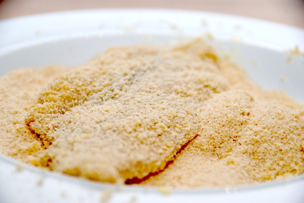 Pandestegte rødspætter paneres naturligvis i rasp, og husk at trykke fisken ganske let ned i raspen, så den hænger bedre fast. Foto: Guffeliguf.dk.