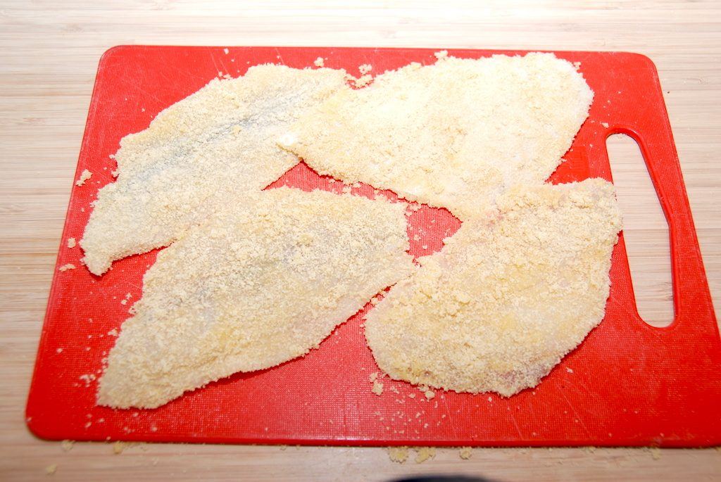 Lad de panerede rødspætter hvile fem minutter på et skærebræt inden stegning på panden. Så nær paneringen at sætte sig på fisken. Foto: Guffeliguf.dk.