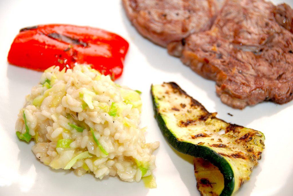 Skøn risotto med spidskål er godt tilbehør til en god bøf fra grillen. Kog først risottoen næsten mør, og tilsæt spidskål til sidst. Foto: Guffeliguf.dk.