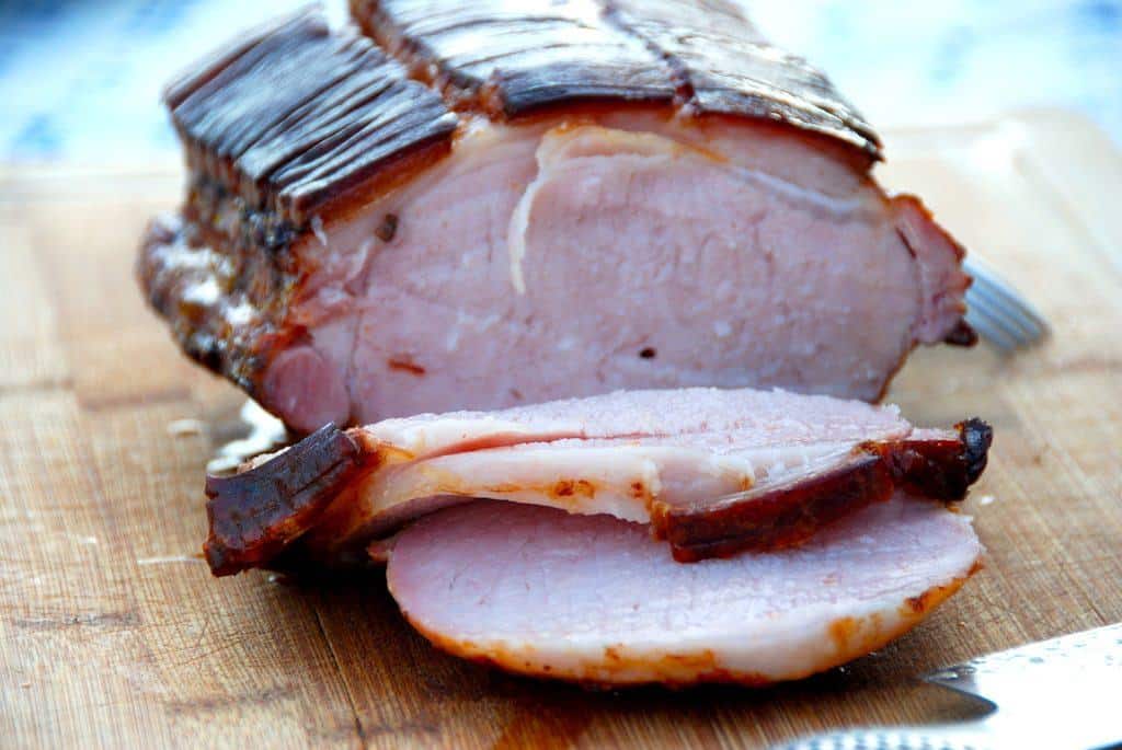 Røget svinekam er perfekt at lægge i både gasgrill og kuglegrill, hvor de grilles i cirka 75 minutter. Weberkam skal ligesom flæskesteg have en kernetemperatur på 65 grader. Foto: Guffeliguf.dk.