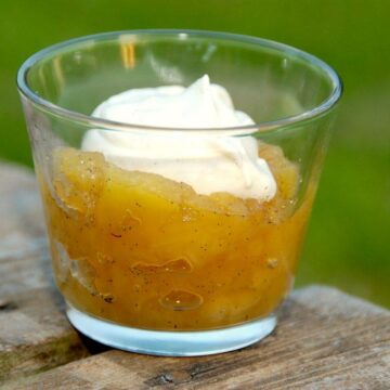 Æblemos med letpisket vaniljeflødeskum. Æblerne koges møre med en smule vand, rørsukker og vaniljekorn, og derefter anrettes æblemosen med letpisket flødeskum. Foto: Guffeliguf.dk.