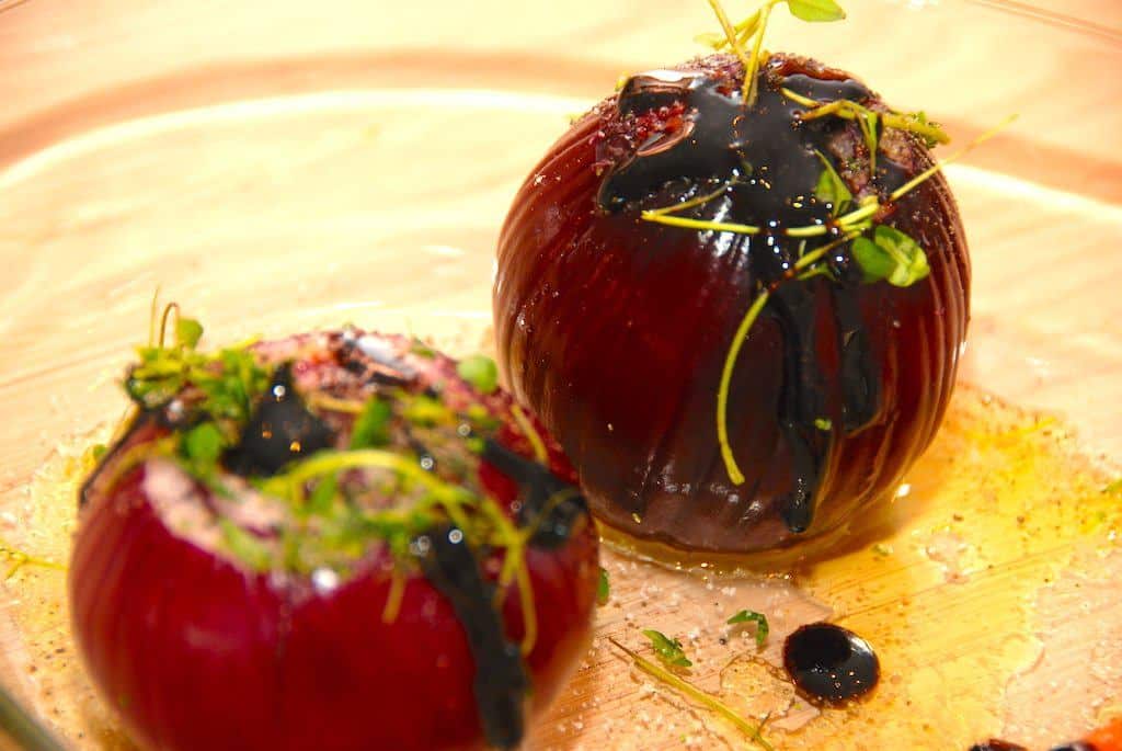Skønne og bagte rødløg med timian og balsamico. Rødløg bliver lidt sødlige i smagen under turen i ovnen, og er et super godt tilbehør til blandt andet en bøf eller culotte. Rødløg kan bages i enten ovn eller grill. Foto: Guffeliguf.dk.