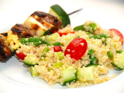 En sund og dejlig bønnesalat med bulgur. Der skal også tern af agurk, halve Angelle tomater og lidt skiver af forårsløg i salatskålen. Foto: Guffeliguf.dk.
