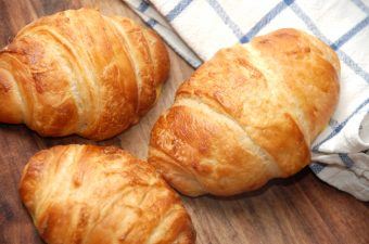 Hvem elsker ikke sådan en sprød og lækker croissant med Nutella, der næsten lige er kommet ud af ovnen. Croissanter passer godt til en kop morgenkaffe, og de er slet ikke så svære at bage selv. Foto: Madensverden.dk.