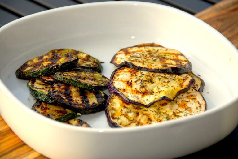 Så er der grillet aubergine og squash. Bemærk de flotte mærker fra den varme grillrist. Grilltiden er cirka fire minutter på hver side. Foto: Guffeliguf.dk.