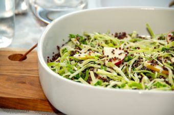 En skøn quinoa salat, der er lavet med økologisk spidskål, økologisk æble og friskhakket persille. Quinoa salaten dryppes med olivenolie og citronsaft. Foto: Madensverden.dk.