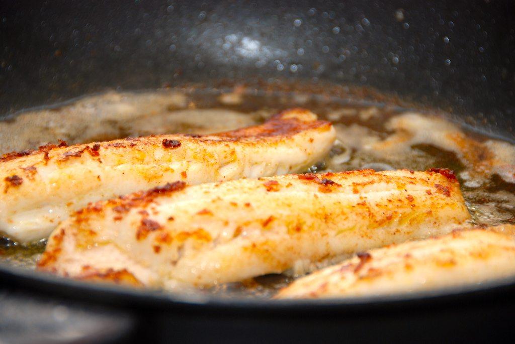 En lækker og pandestegt fladfisk. Fold fisken på midten, og steg i smør og olie. Metoden gælder for blandt andet skærising, rødspætte og skrubbe. Foto: Guffeliguf.dk.