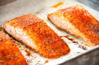 Ovnbagt laks med paprika. Lækre laksebøffer, der krydres og bages i 15 minutter ved 20 grader varmluft. Laksen er god som den er, eller du kan dele den i mindre stykker og bruge i en laksesalat. Foto: Madensverden.dk.