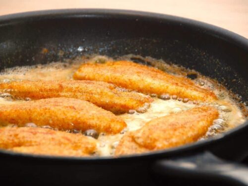 Pandestegt ising er en dejlig spisefisk, der her er paneret i økologisk rugmel fra Gram Slot. Isingfileterne steges i smør og olie i tre minutter på hver side. Foto: Guffeliguf.dk.