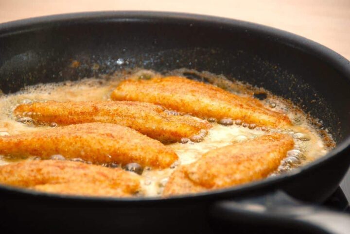 Pandestegt ising er en dejlig spisefisk, der her er paneret i økologisk rugmel fra Gram Slot. Isingfileterne steges i smør og olie i tre minutter på hver side. Foto: Guffeliguf.dk.