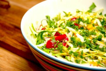 En super lækker radisesalat mednspidskål og andre gode ting, der vendes med en hjemmelavet sennepsvinaigrette, der er en let syrlig dressing med sennep. Foto: Guffeliguf.dk.