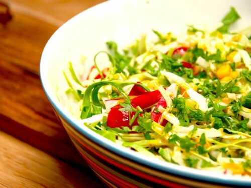 En super lækker radisesalat mednspidskål og andre gode ting, der vendes med en hjemmelavet sennepsvinaigrette, der er en let syrlig dressing med sennep. Foto: Guffeliguf.dk.