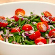 Cherrytomater med bønner, der er en god salat, hvor du kommer rødløg ved. Foto: Guffeliguf.dk.