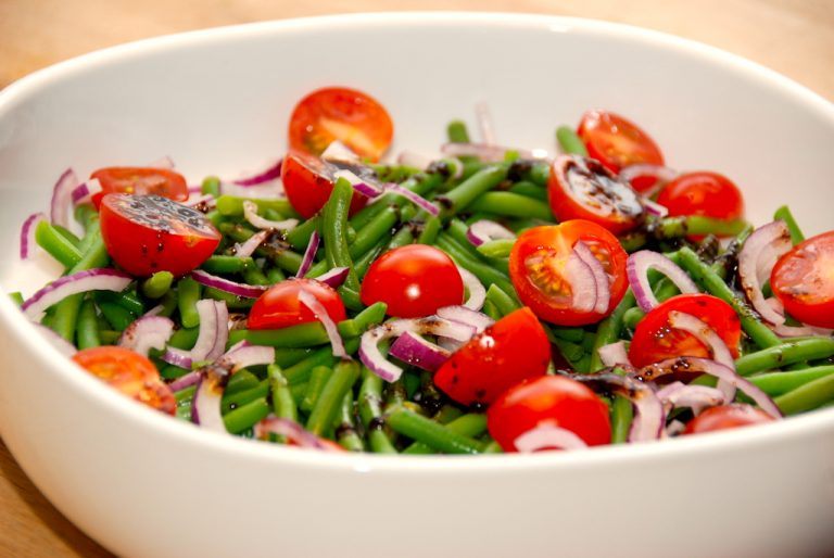 Cherrytomater med bønner, der er en god salat, hvor du kommer rødløg ved. Foto: Guffeliguf.dk.