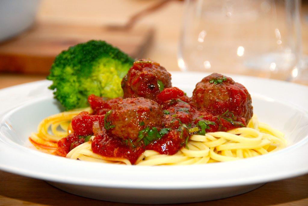 Kødboller i tomatsauce er en favorit hos både børn og voksne. Her selvfølgelig anrettet med spaghetti og letdampet broccoli. Foto: Guffeliguf.dk.