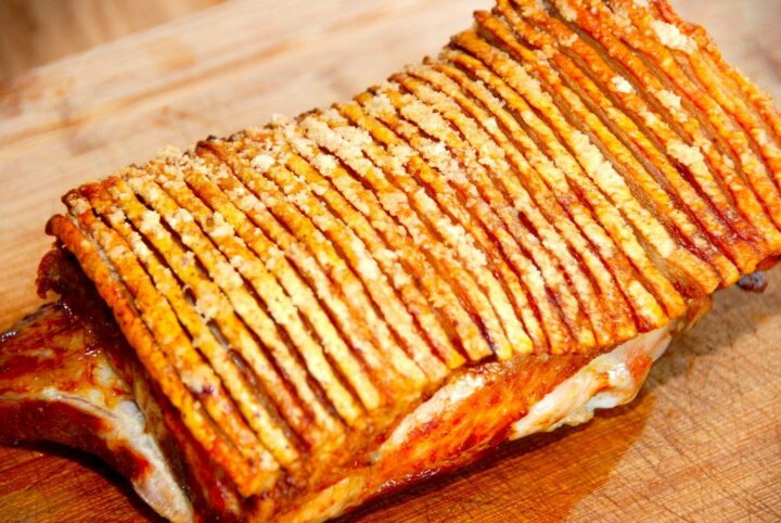 En lækker og ovnstegt ribbensteg med sprøde svær. Ribbenstegen kan serveres til både frokostbordet og aftensmaden. Det eneste du skal bruge er steg og salt. Foto: Guffeliguf.dk.