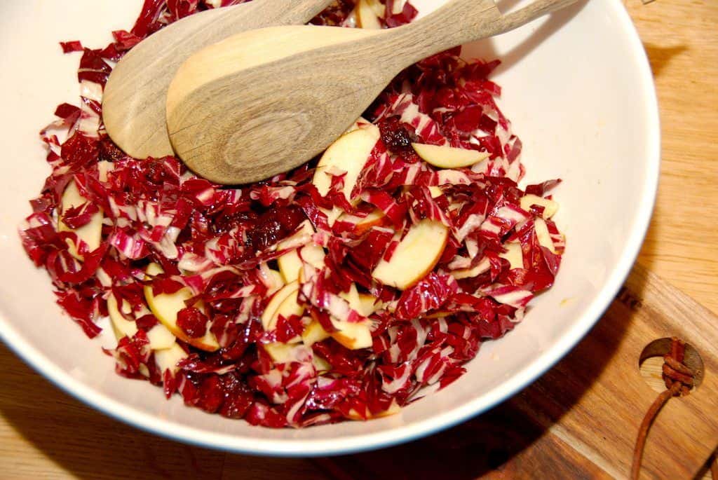 Radicchio salat giver dig masser af farve på bordet, og her får den selskab af tranebær og æble. Foto: Guffeliguf.dk.