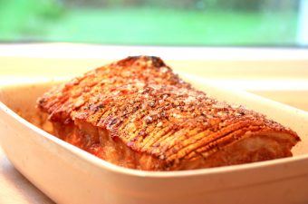 Ribbensteg er dejlig mad til både frokost og aftensmad. Her er opskriften på den perfekte ribbensteg i ovn, men duskan også lave den i din grill. Foto: Madensverden.dk.