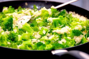 En virkelig dejlig risotto med broccoli. Risottoen tilberedes på panden sammen med hønsefond og lidt mælk, og til sidst vendes letdampet broccoli i den. Foto: Guffeliguf.dk.