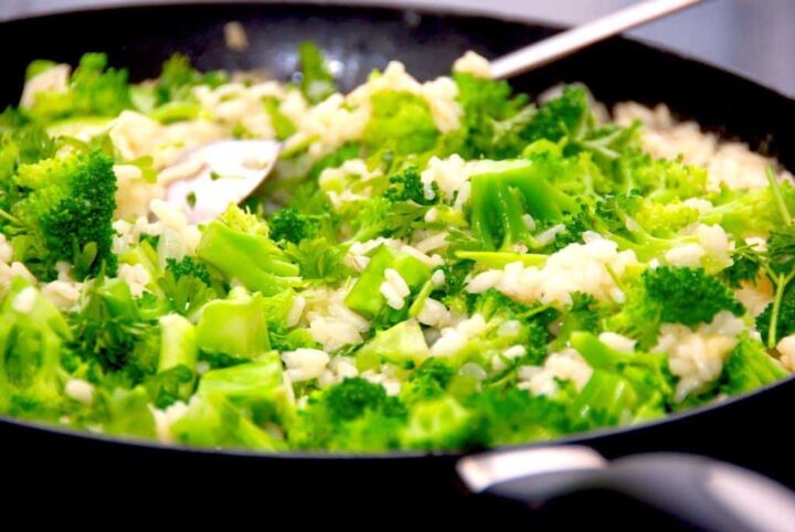 En virkelig dejlig risotto med broccoli. Risottoen tilberedes på panden sammen med hønsefond og lidt mælk, og til sidst vendes letdampet broccoli i den. Foto: Guffeliguf.dk.