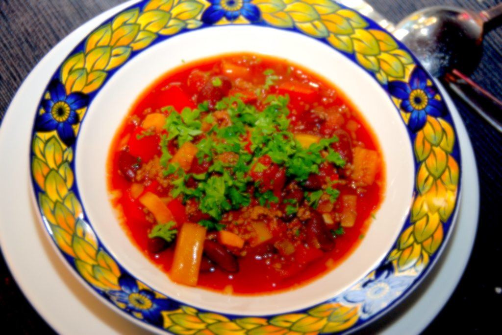 Det her er simpelthen en af de bedste opskrifter på en rustik chili con carne, der smager helt fantastisk godt. Den giver varmen og mætter godt. Pynt din chili con carne med friskhakket persille. Foto: Guffeliguf.dk.