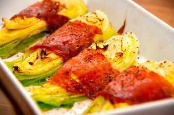 Flot ret, ikke? Spidskål med parmaskinke, hvor kålen omvikles med en skive skinke, hvorefter det bages i ovnen i cirka 15 minutter. Simpelt, men det smager virkelig godt. Foto: Madensverden.dk.