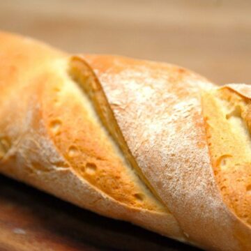 Bagermesterens flutes er dejlige hvedebrød, der passer perfekt til maden. Men de kan også anvendes til en sandwich. Foto: Madensverden.dk.