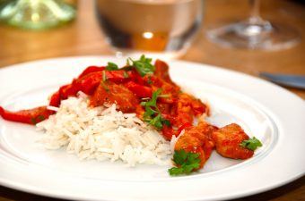 Lækker paprikagryde, der laves med skinketern, cocktailpølser og andre lækre ting. Og selvfølgelig med fløde med paprika. Foto: Madensverden.dk.