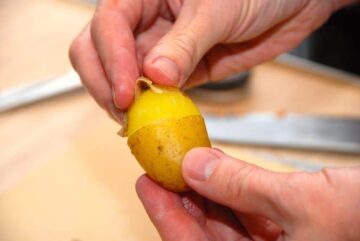 Så nemt er det at pille kartofler, når man blot har skæret skrællen over inden kogning. Foto: Madensverden.dk.