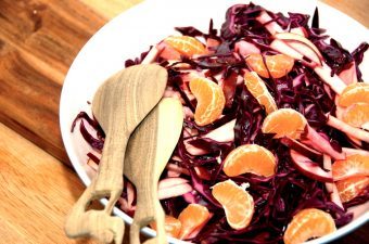 Lækker salat med rødkål, æbler og både af klementiner. en rigtig god salat til anden juleaften, men den er også god til mange andre retter. Du kan også putte lidt ristede pinjekerner i rødkålssalaten. Foto: Madensverden.dk.