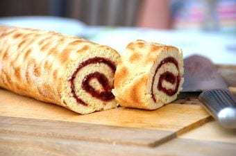 billede med nem og hjemmelavet hindbærroulade