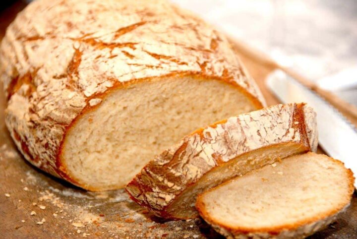 Super lækkert og sprødt italiensk bondebrød, der bages med manitoba hvedemel, vand, gær og salt. Mere skal der ikke bruges til dette dejlige madbrød. Foto: Guffeliguf.dk.